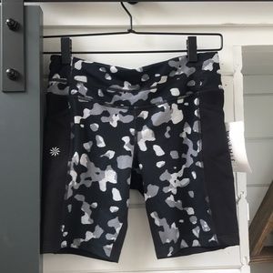 Athleta camo mid length short with pockets